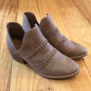 Never worn cute spring boot!